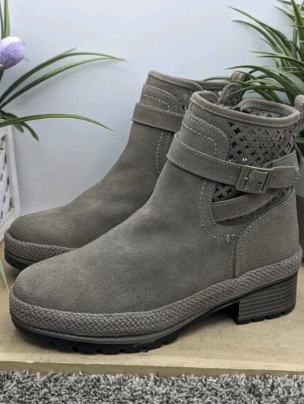 Muck Boot Company Women's Size 8 Liberty Ankle Leather Side Zip Boots